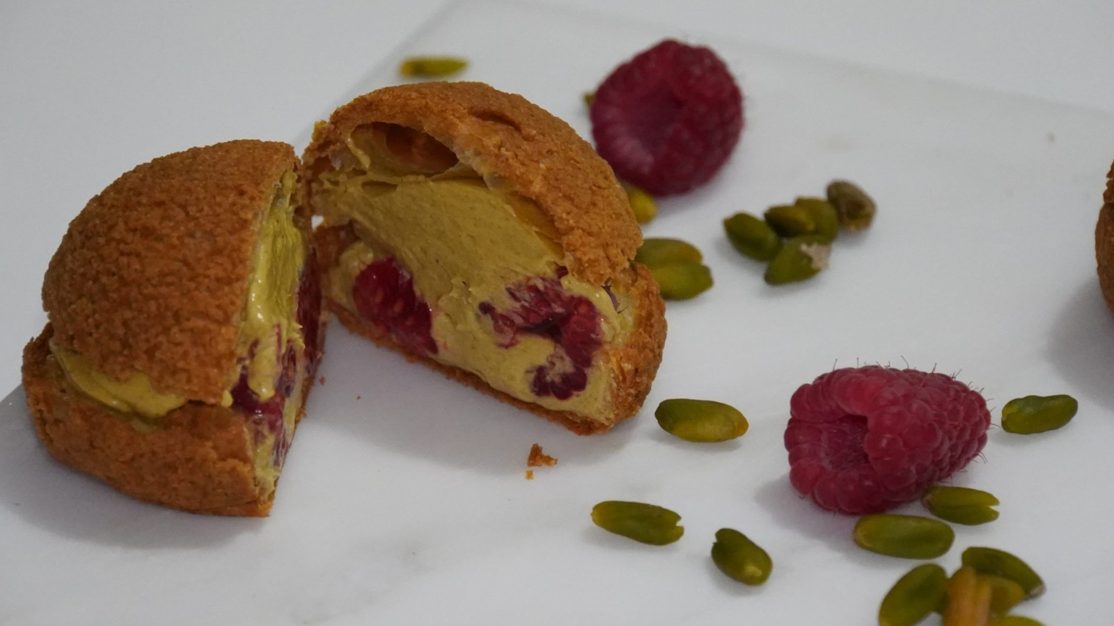 Choux pistache framboise