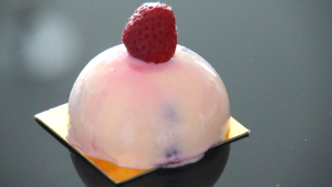 Lire la suite à propos de l’article Le dôme fraise vanille